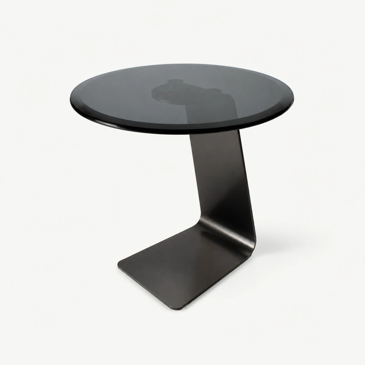 Mesa lateral vidrio ahumado + base angular L — acero inoxidable