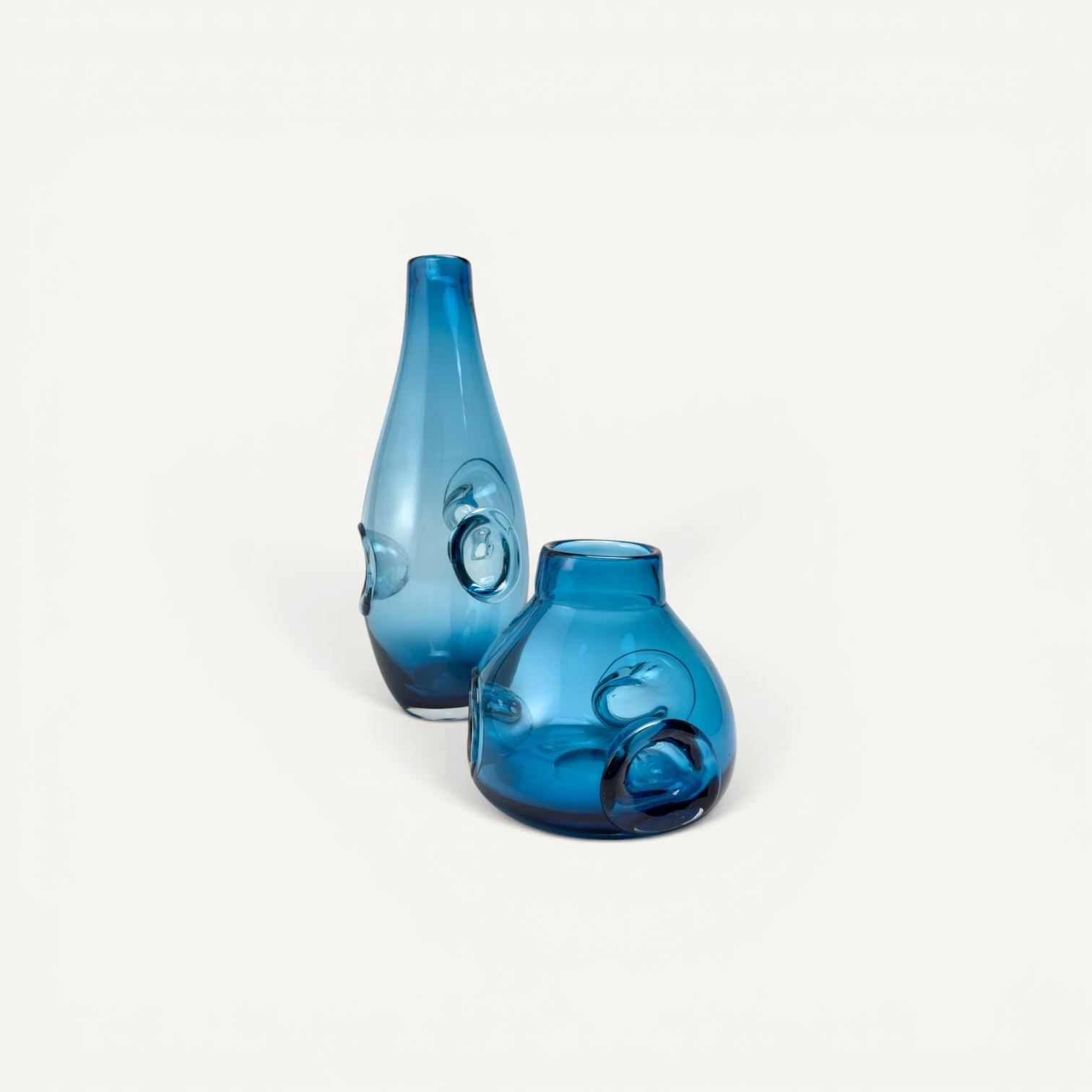 Jarrón Redondeado de Cristal Azul — Pequeño
