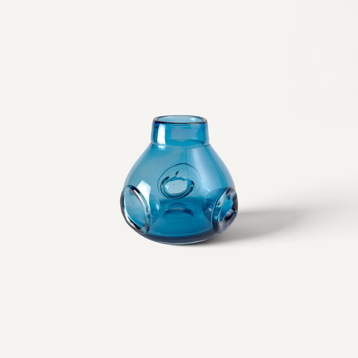 Jarrón Redondeado de Cristal Azul — Pequeño