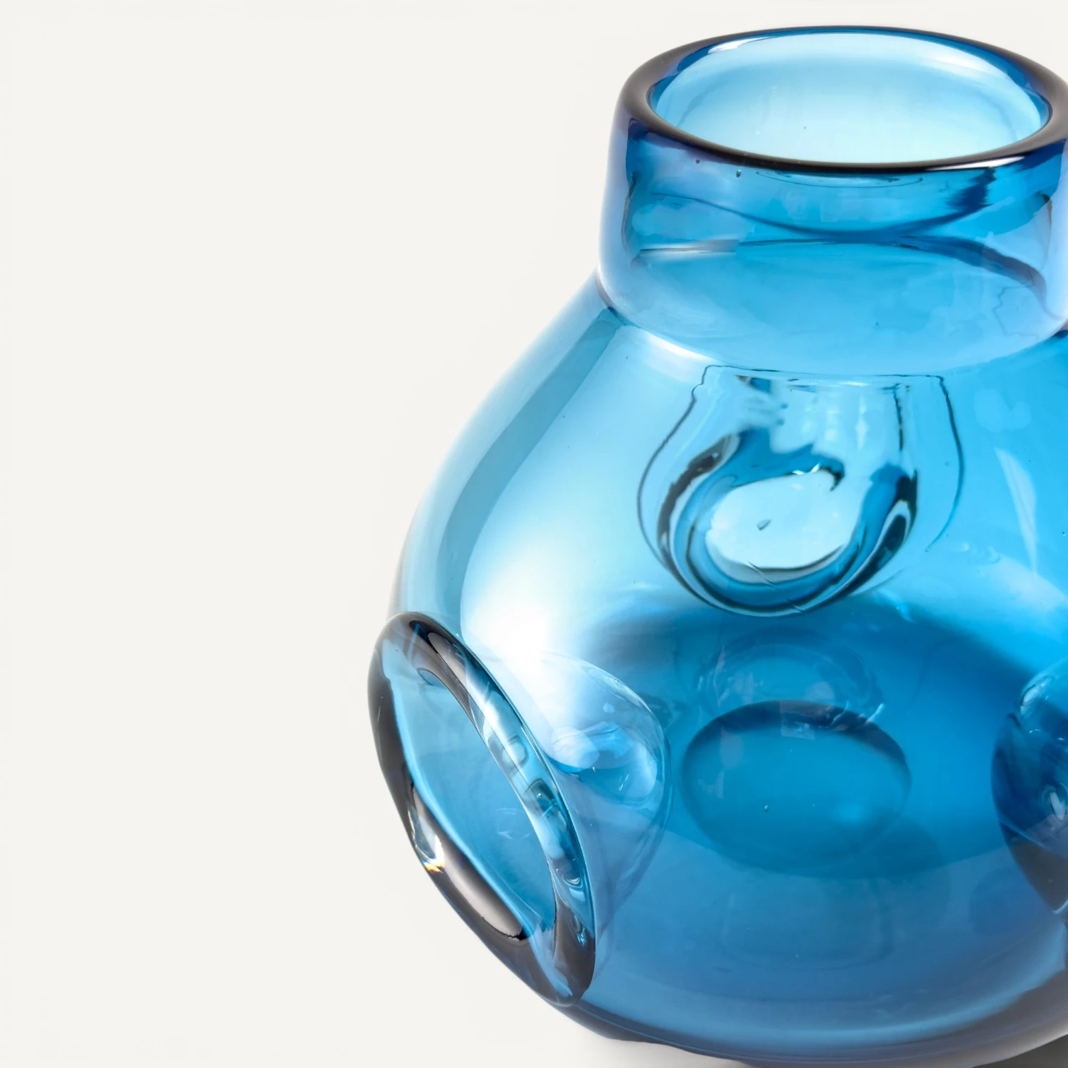 Jarrón Redondeado de Cristal Azul — Pequeño