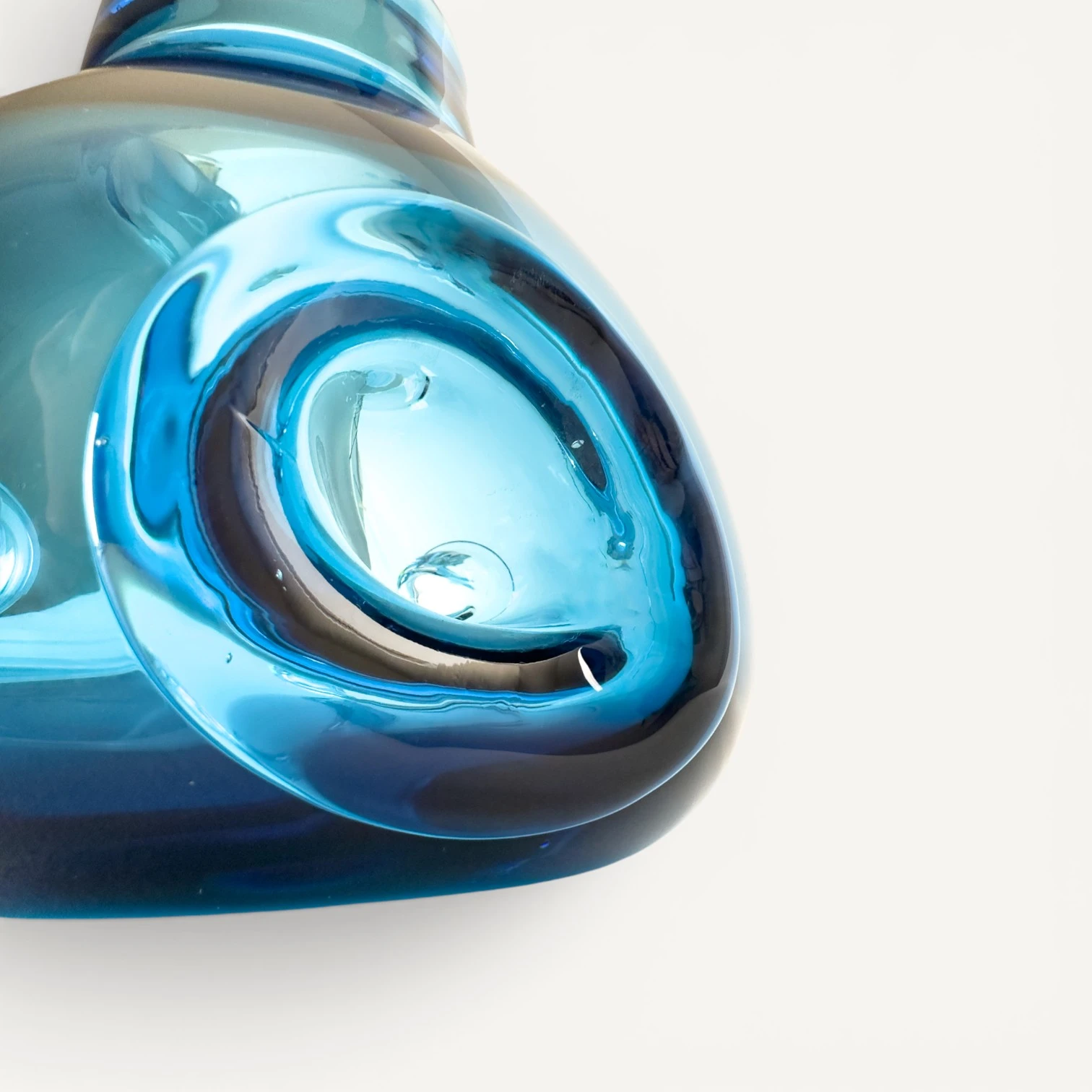 Jarrón Redondeado de Cristal Azul — Pequeño