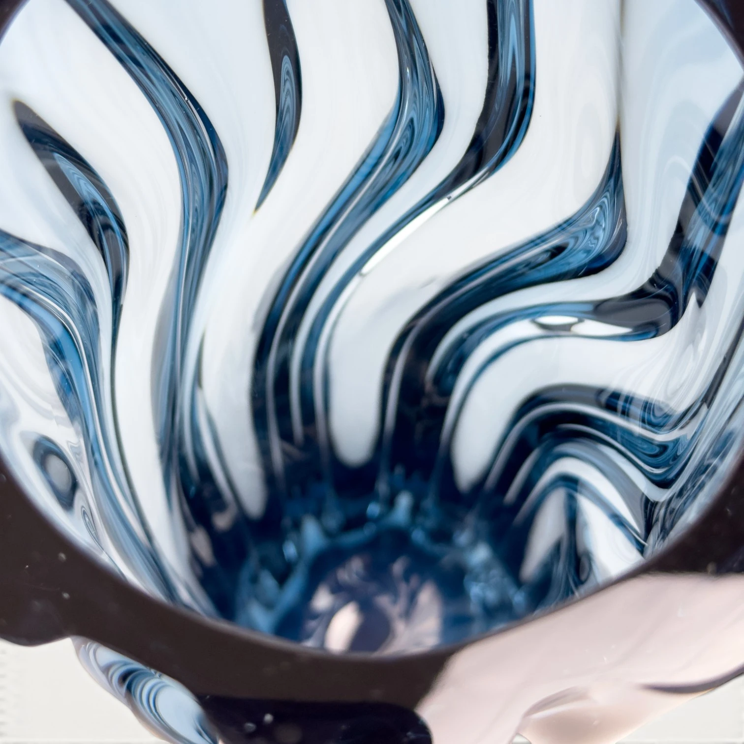 Jarrón Alargado de Cristal Azul