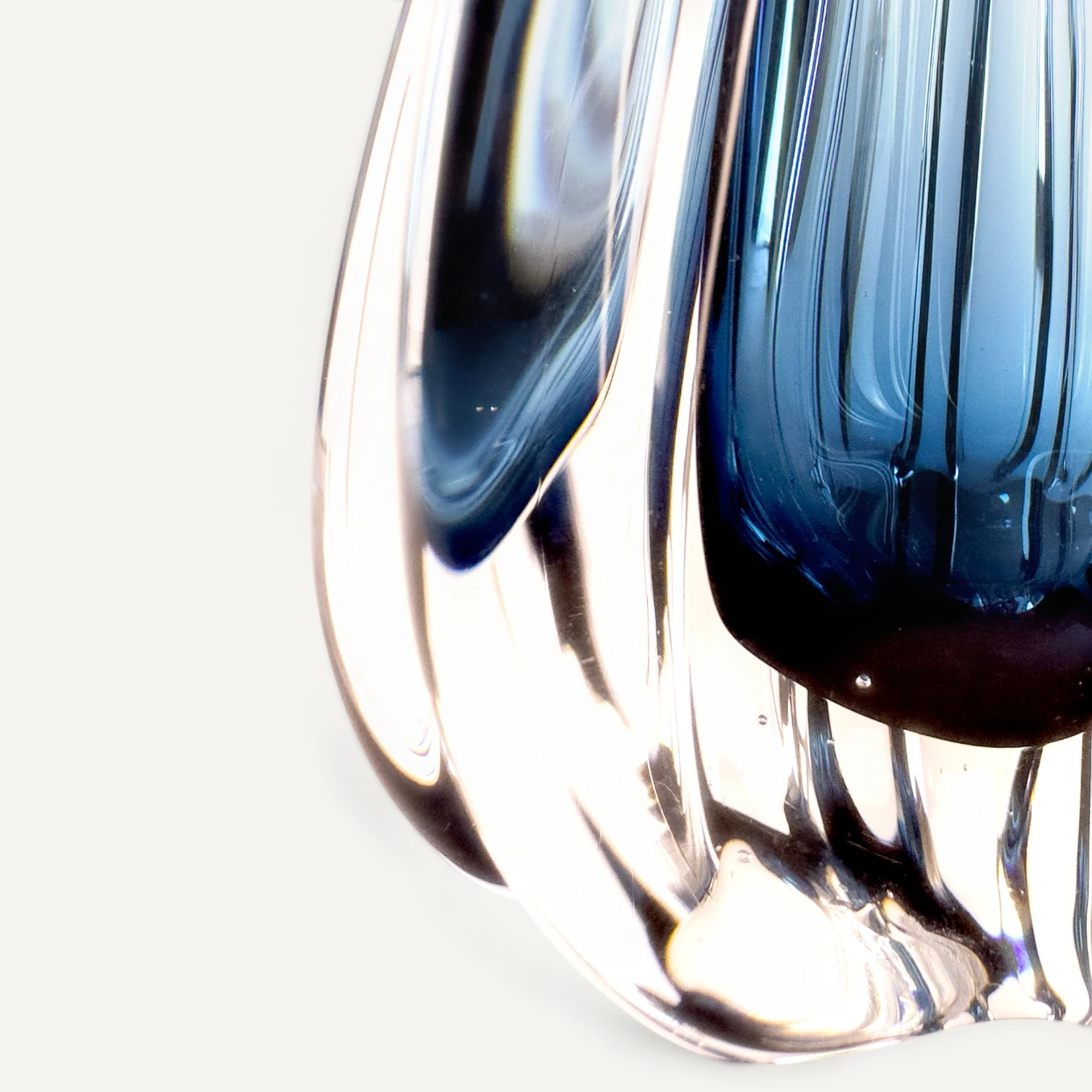 Jarrón Alargado de Cristal Azul