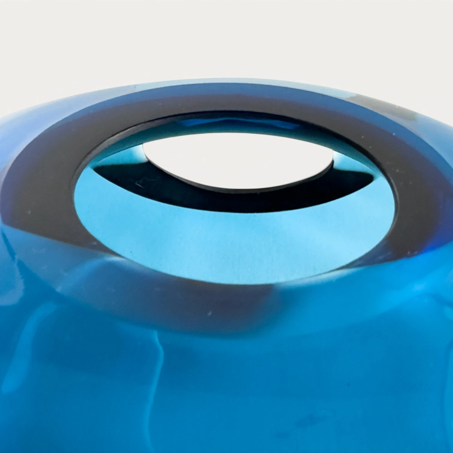 Jarrón Redondeado de Cristal Azul — Pequeño
