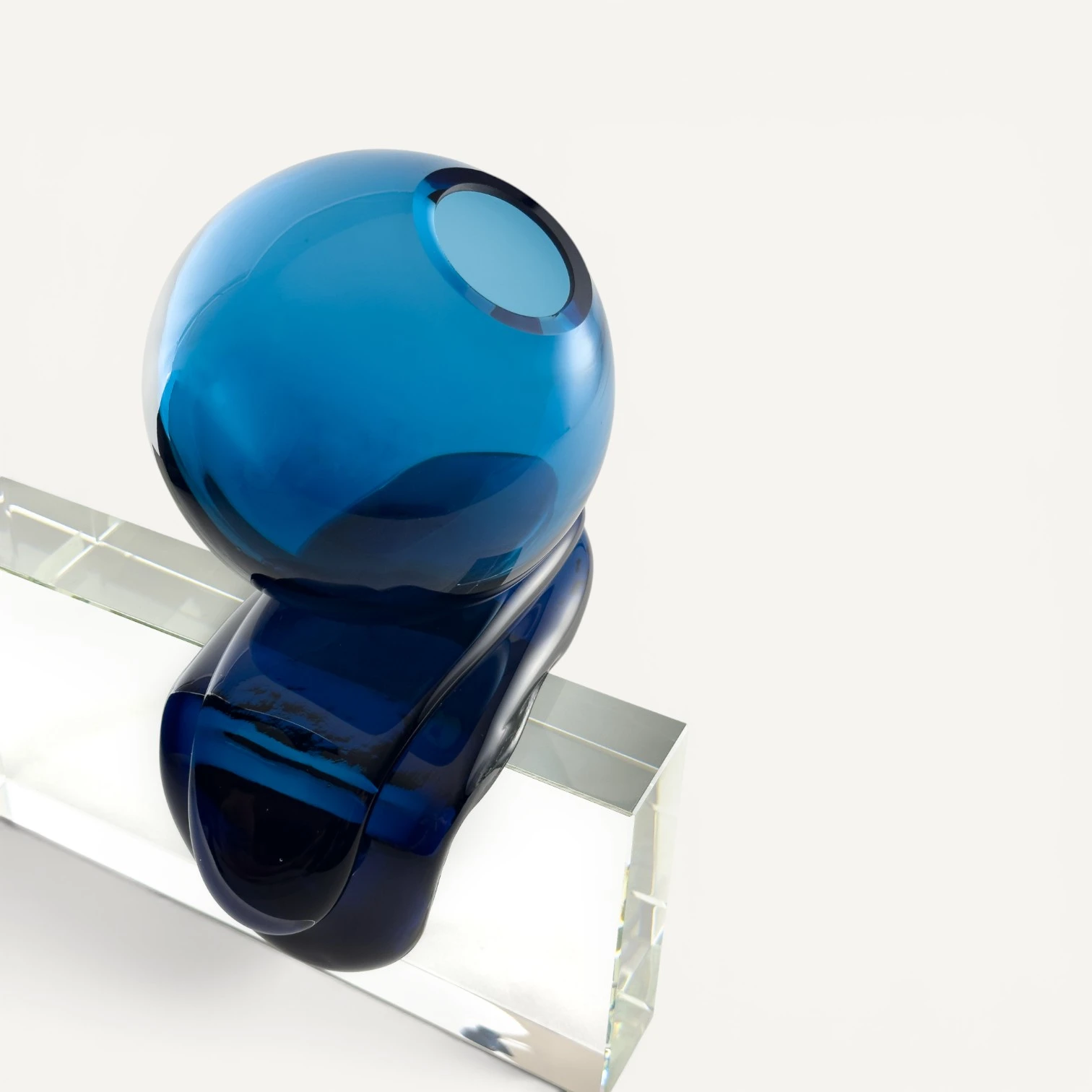 Jarrón Esférico de Cristal Azul