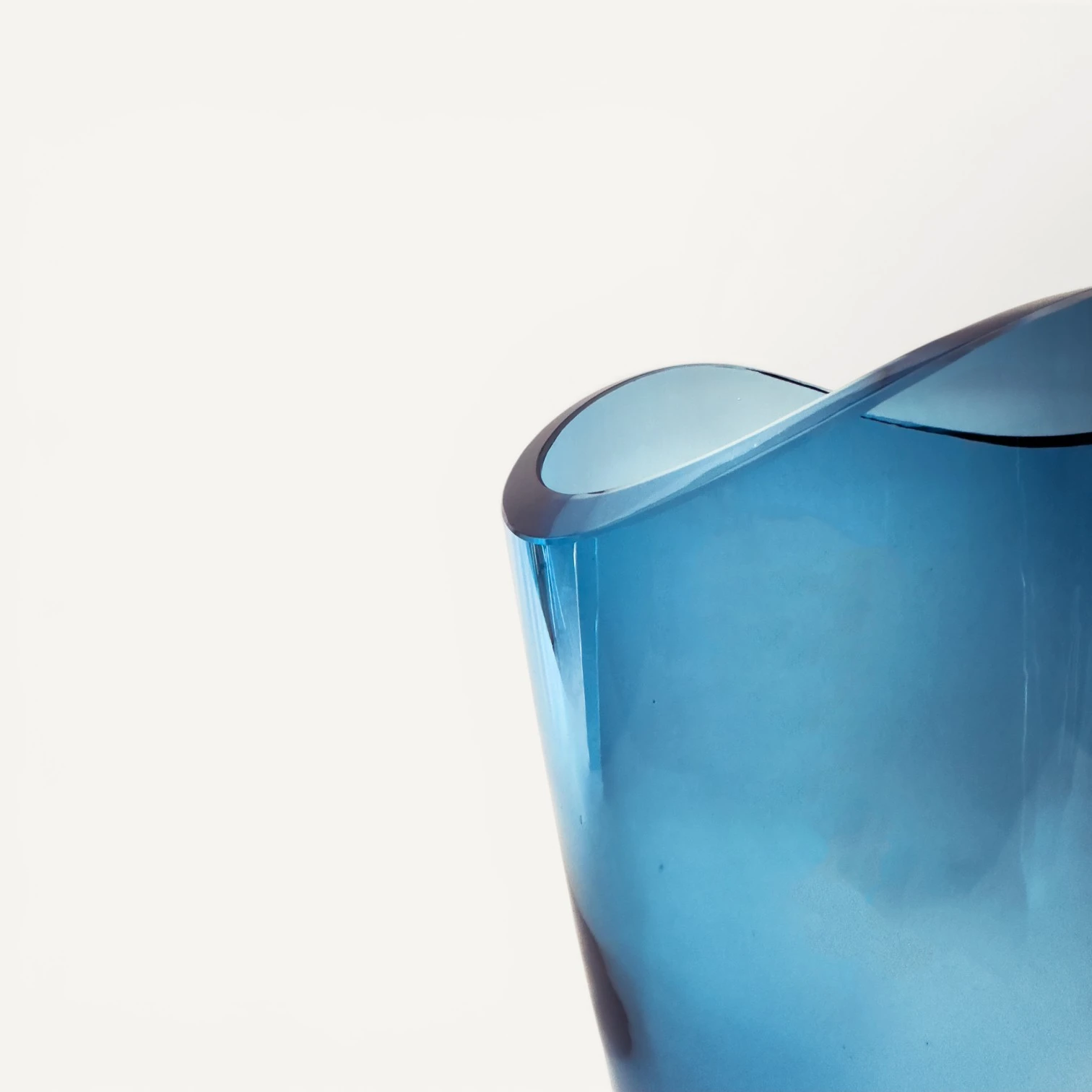 Jarrón de Cristal Azul