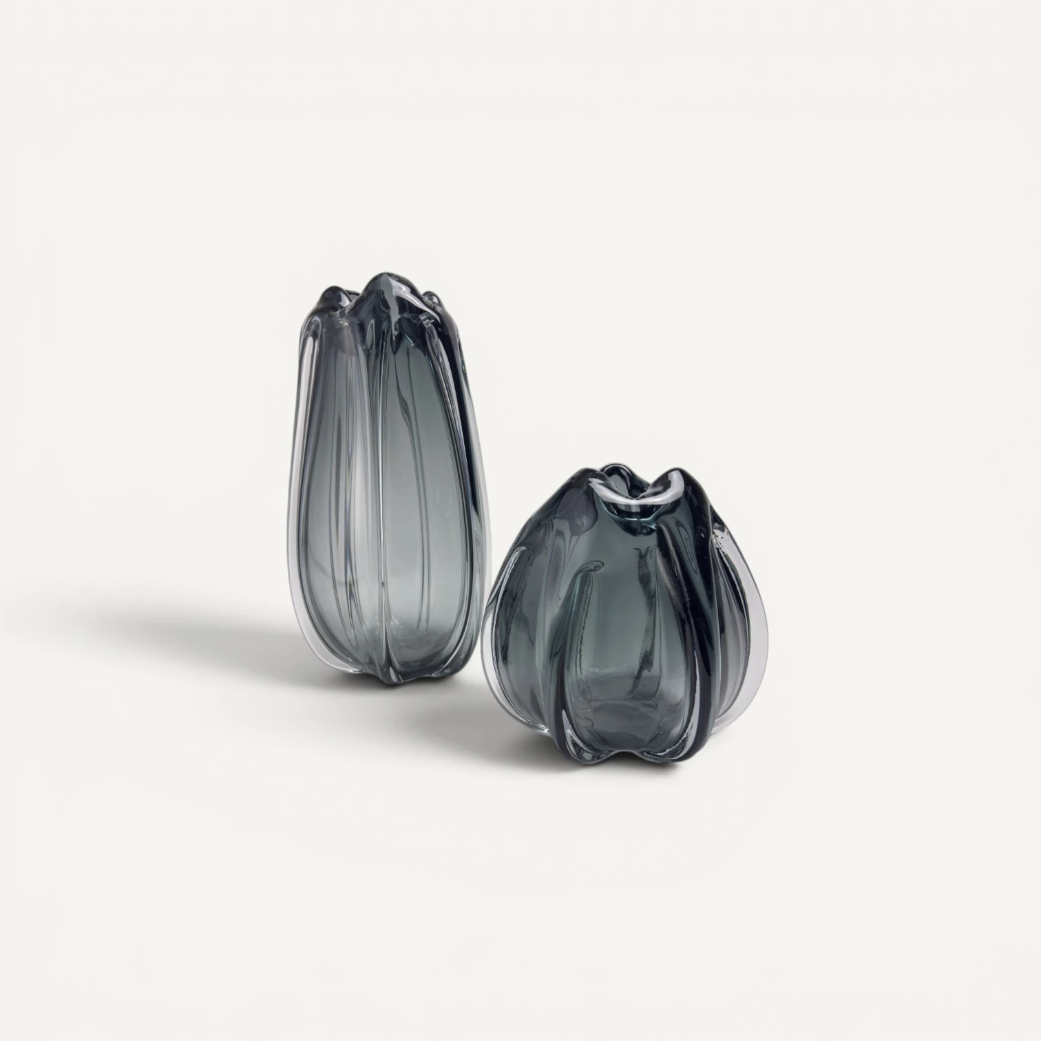 Jarrón Redondeado de Cristal Gris — Pequeño