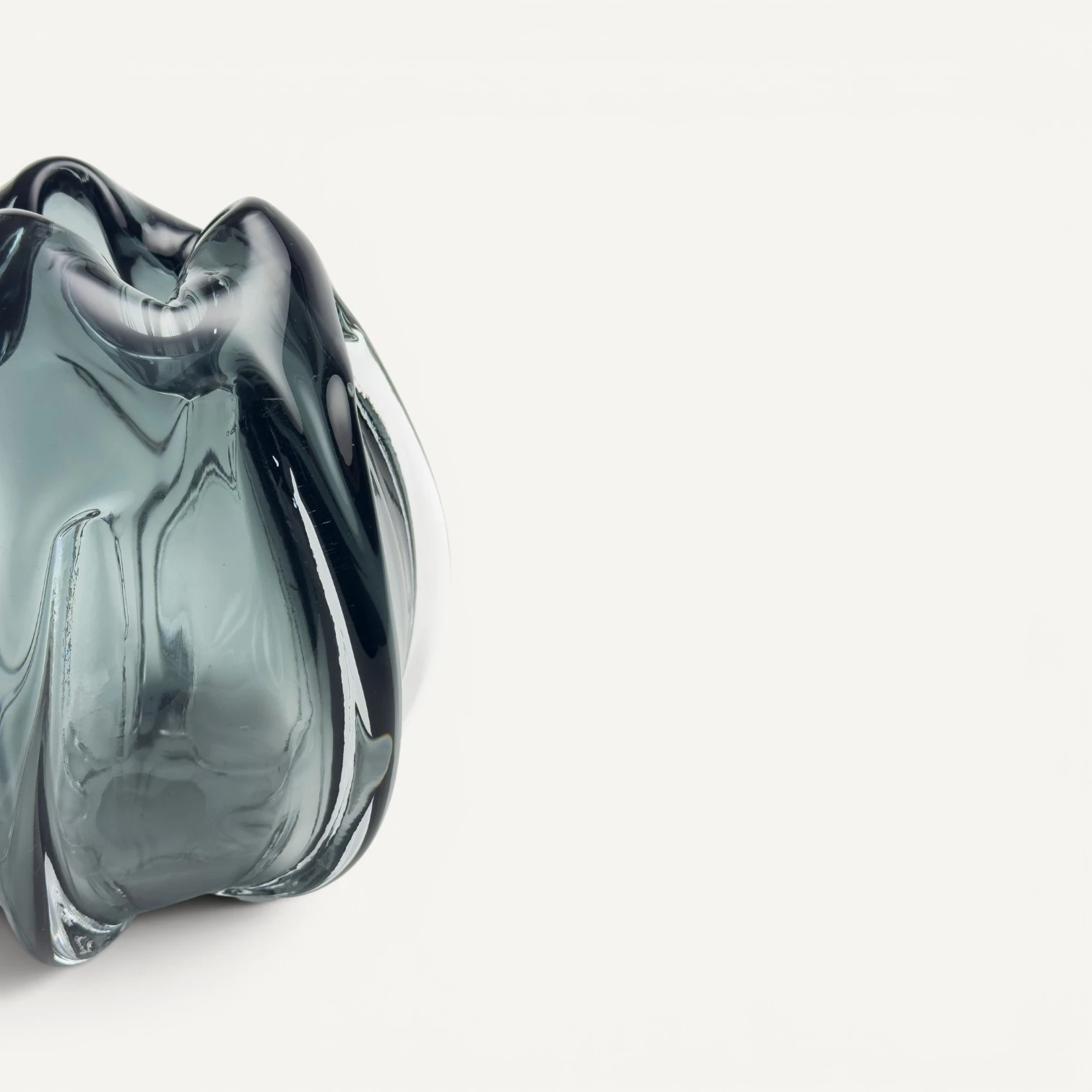 Jarrón Redondeado de Cristal Gris — Pequeño