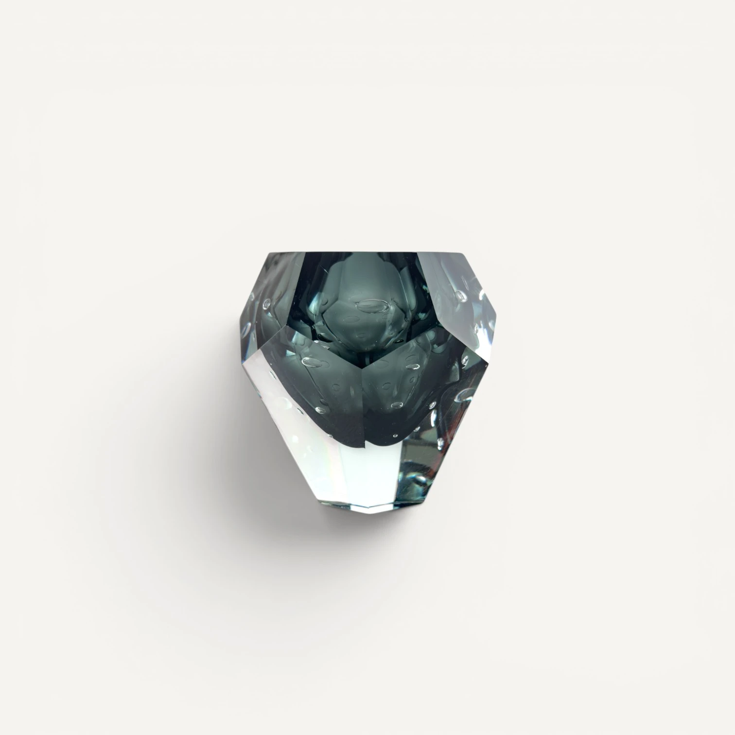 Jarrón Facetado de Cristal Gris humo